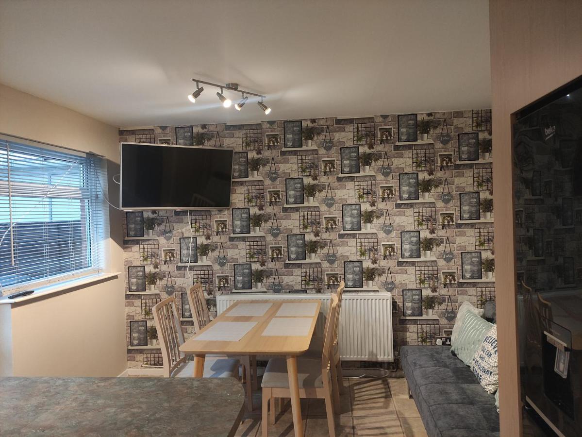 Perfect Place In Walsall/ 4 Bedroom / Long Term Workers Or Family Home Kültér fotó
